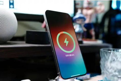 安陆苹果15换屏服务分享用什么充电器给iPhone15充电更好 